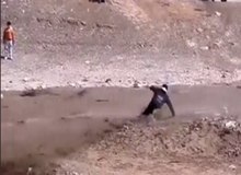 به آب افتادن شهروند اصفهانی به دلیل عدم توجه به هشدار باز شدن آب زاینده رود+فیلم 