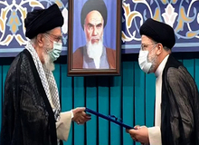 کنایه های رئیسی به روحانی در مراسم تنفیذ/ رئیسی: توفیق بوسه بر دست رهبری از من سلب شد/ وضعیت مردم را وضعیت مناسبی نمی‌بینیم