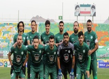 درگیری در ورزشگاه فولادشهر بالا گرفت/ اعتراض شدید ذوب‌آهنی‌ها به داوری