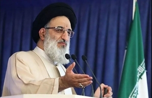 امام جمعه کرج: برخی با وجود وقوع جنگ چشم به مذاکره دارند؛ دیگر نباید از مذاکره سخنان گفته شود