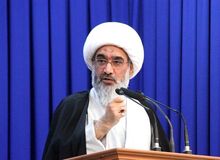 نصب طوماری با مضمون برخورد با عوامل فستیوال «کوچه» در ورودی مصلی بوشهر / امام جمعه: کوچه‌های بافت تاریخی بوشهر، یادآور مقاومت‌اند؛ نباید به صحنه ناهنجاری بدل شوند