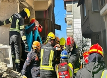 نجات معجزه‌آسای۳ کودک از یک خانواده زلزله‌زده پس از ۸۰ ساعت