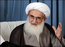 در مزار کوروش جمع شده‌اند، همان شعارهایی که برای رهبری می‌دهیم، برای کوروش می‌هند و باز ما زنده، نشسته‌ایم و تماشاگر هستیم