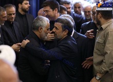 حضور محمود احمدی‌نژاد در منزل شهید سلیمانی