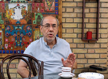 احمدی نژاد و ضرغامی مخالف اشغال سفارت آمریکا بودند / دانشجوها و گروگان‌ها تخته‌نرد بازی می‌کردند و کتاب‌ شریعتی را می‌خواندند/ می خواستم فیلمی درباره اشغال سفارت آمریکا بسازم اما نگذاشتد



