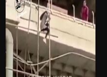 لحظه فرار شجاعانه دختر جوان آبادانی از طبقات بالای ساختمان متروپل /FIL